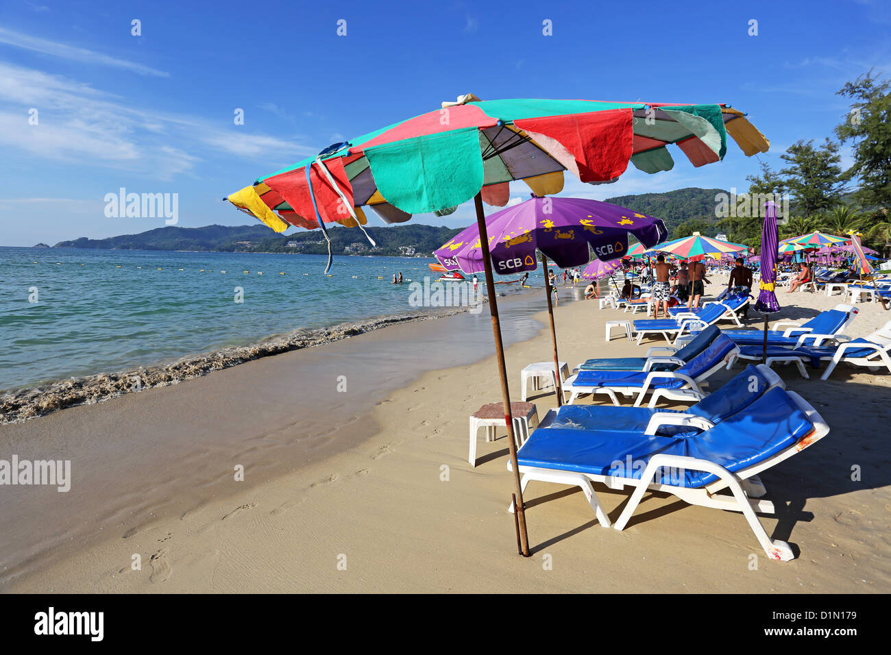 Ombrelloni e sedie a sdraio sulla spiaggia di Patong, Phuket, Tailandia Foto Stock