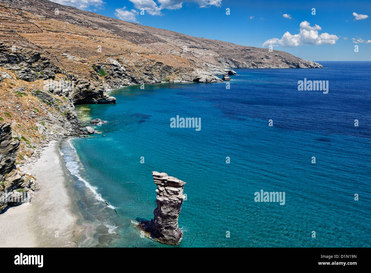 Il vecchio donna del salto spiaggia di Andros isola, Grecia Foto Stock