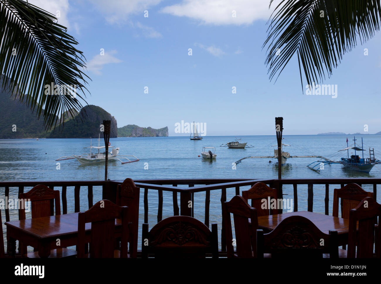 Bancas (catamarani) siede serenamente, El Nido Bay, Palawan Foto Stock
