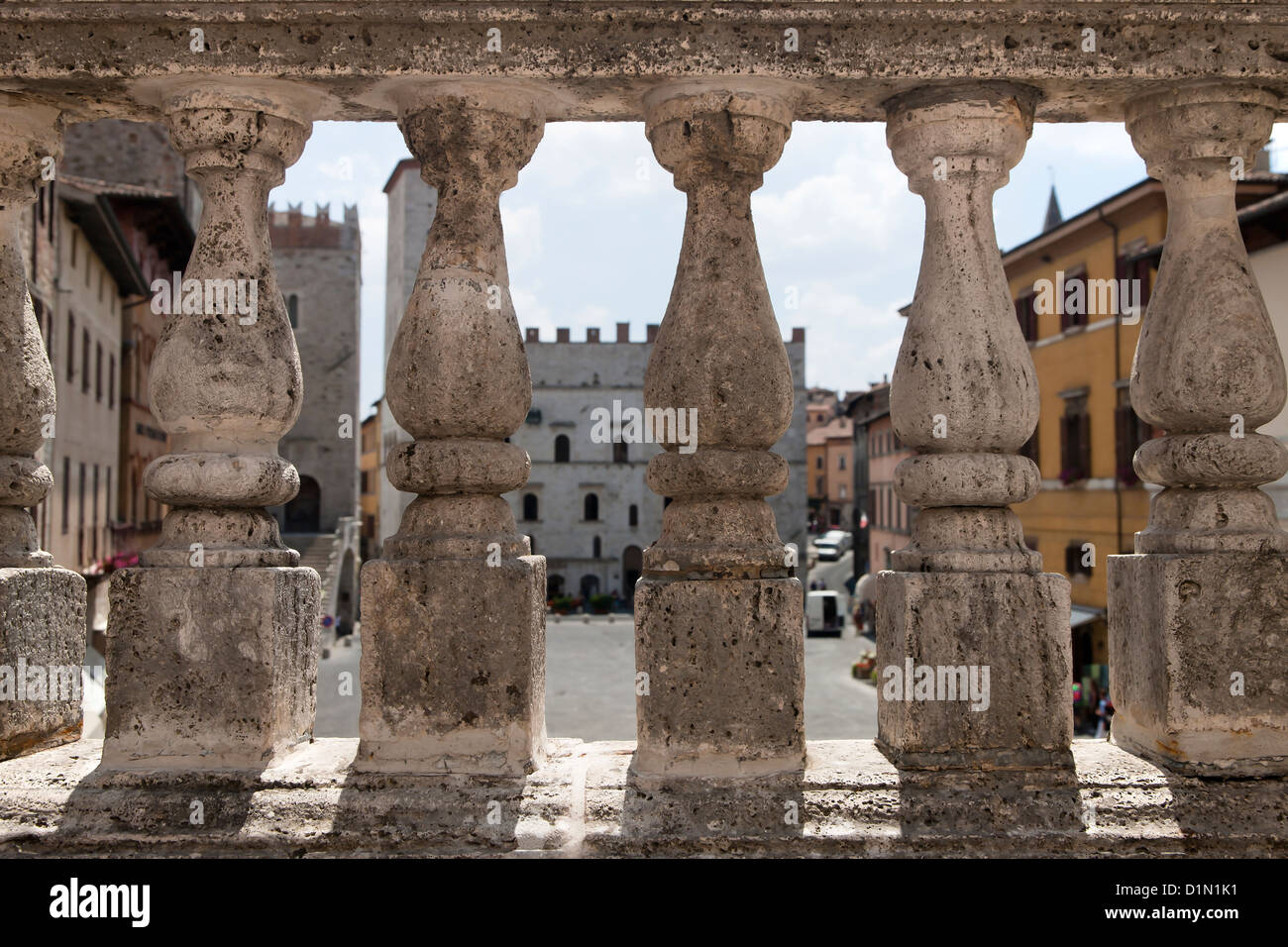 Vista di Piazza del Popolo a Todi Italia attraverso le colonne in marmo Foto Stock