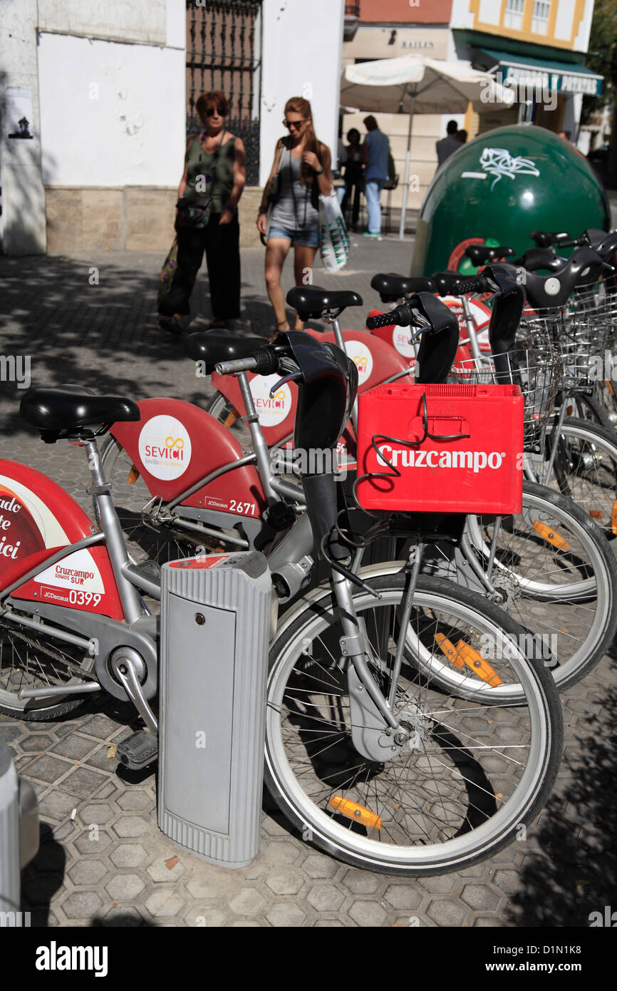 Sevici Comunità biciclette a noleggio a Siviglia Sevilla Spagna Boris bikes sponsorizzato da pubblicità per la birra Cruzcampo J D Decaux Foto Stock