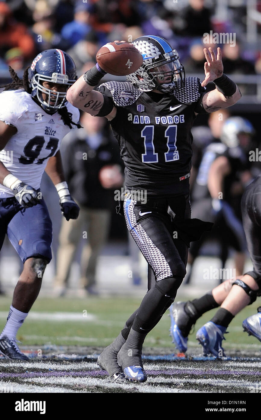 Air Force defensive back Cadet 2a classe Anthony LaCoste corse verso il basso il campo per alcuni yardage a Amon G. Carter Stadium di Fort Worth, Texas, il 29 dicembre 2012. La Air Force Falcons furono sconfitti dalla Rice University di gufi 33-14.US Air Force foto Foto Stock