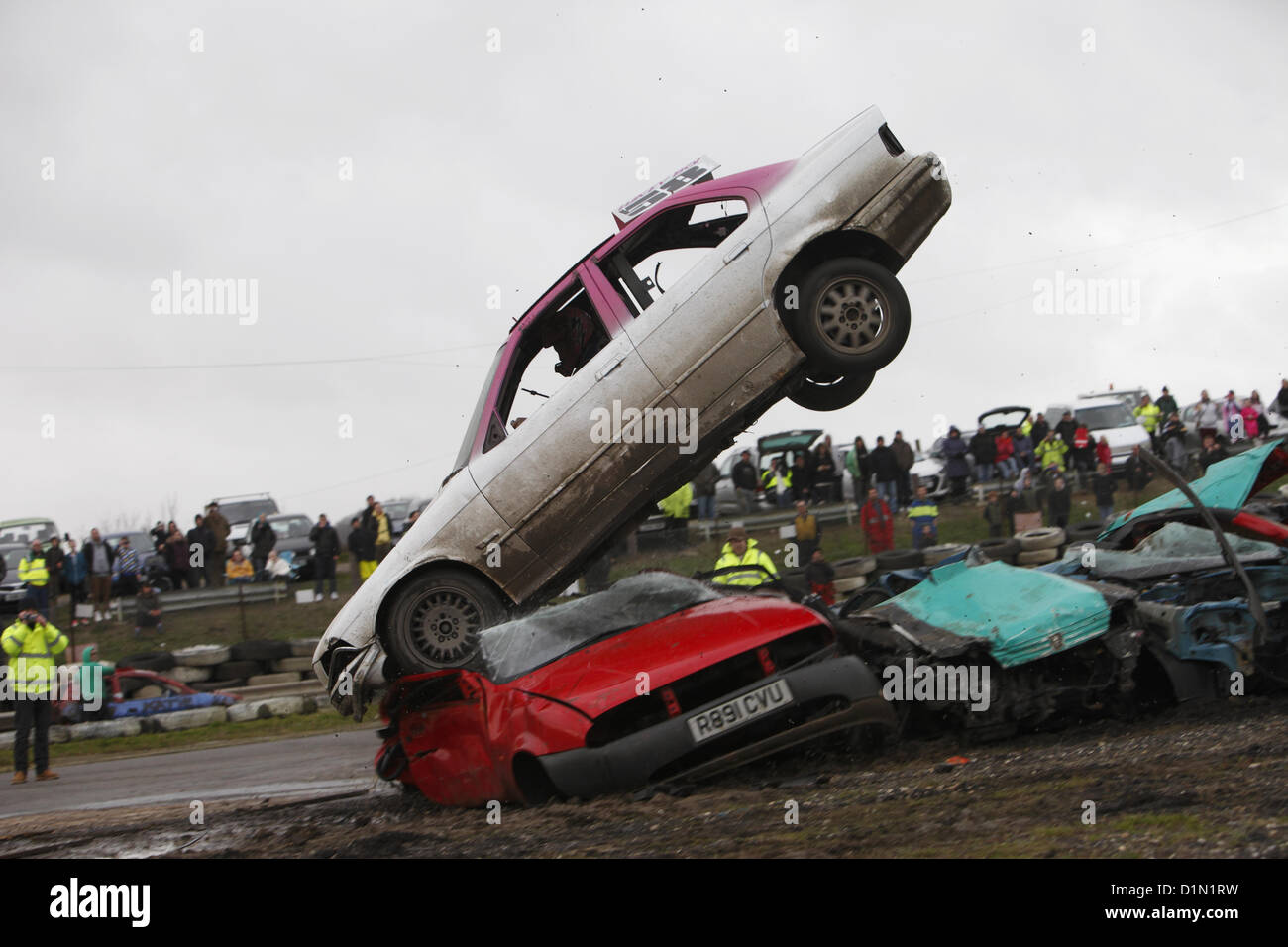 Natale sbornia auto spettacolare salto a Angmering Raceway, West Sussex Foto Stock
