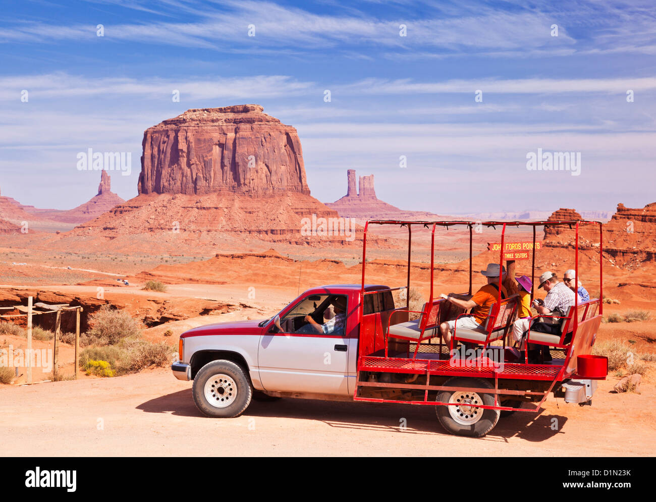 I turisti in un tour in jeep intorno le muffole e Buttes della Monument Valley Utah e Arizona USA Stati Uniti d'America Foto Stock
