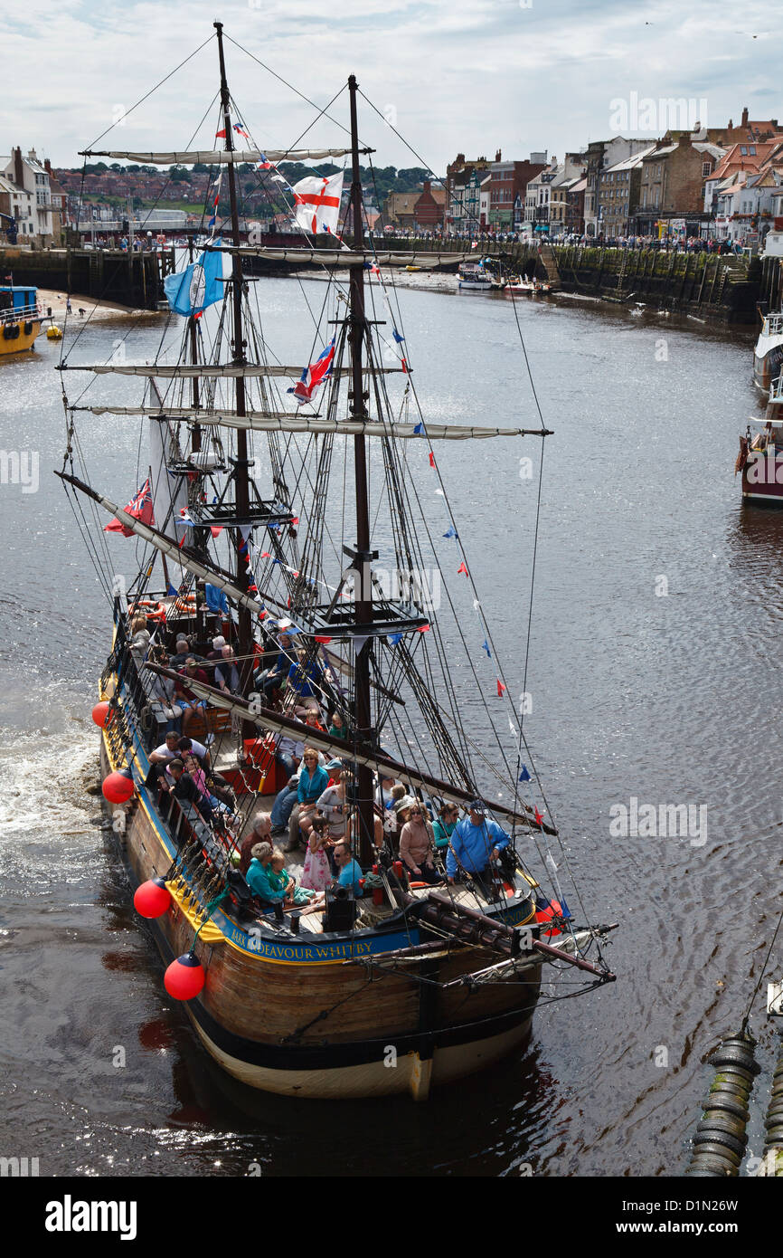 La corteccia si adopera, una replica della Captain Cook sforzo, Whitby, North Yorkshire, Inghilterra Foto Stock