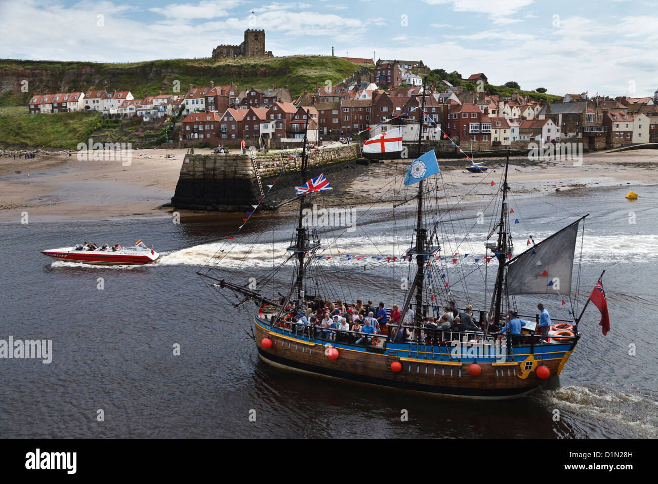La corteccia si adopera, una replica della Captain Cook sforzo, Whitby, North Yorkshire, Inghilterra Foto Stock