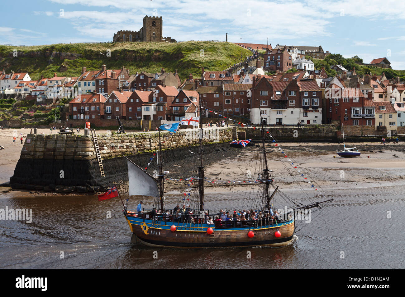 La corteccia si adopera, una replica della Captain Cook sforzo, Whitby, North Yorkshire, Inghilterra Foto Stock