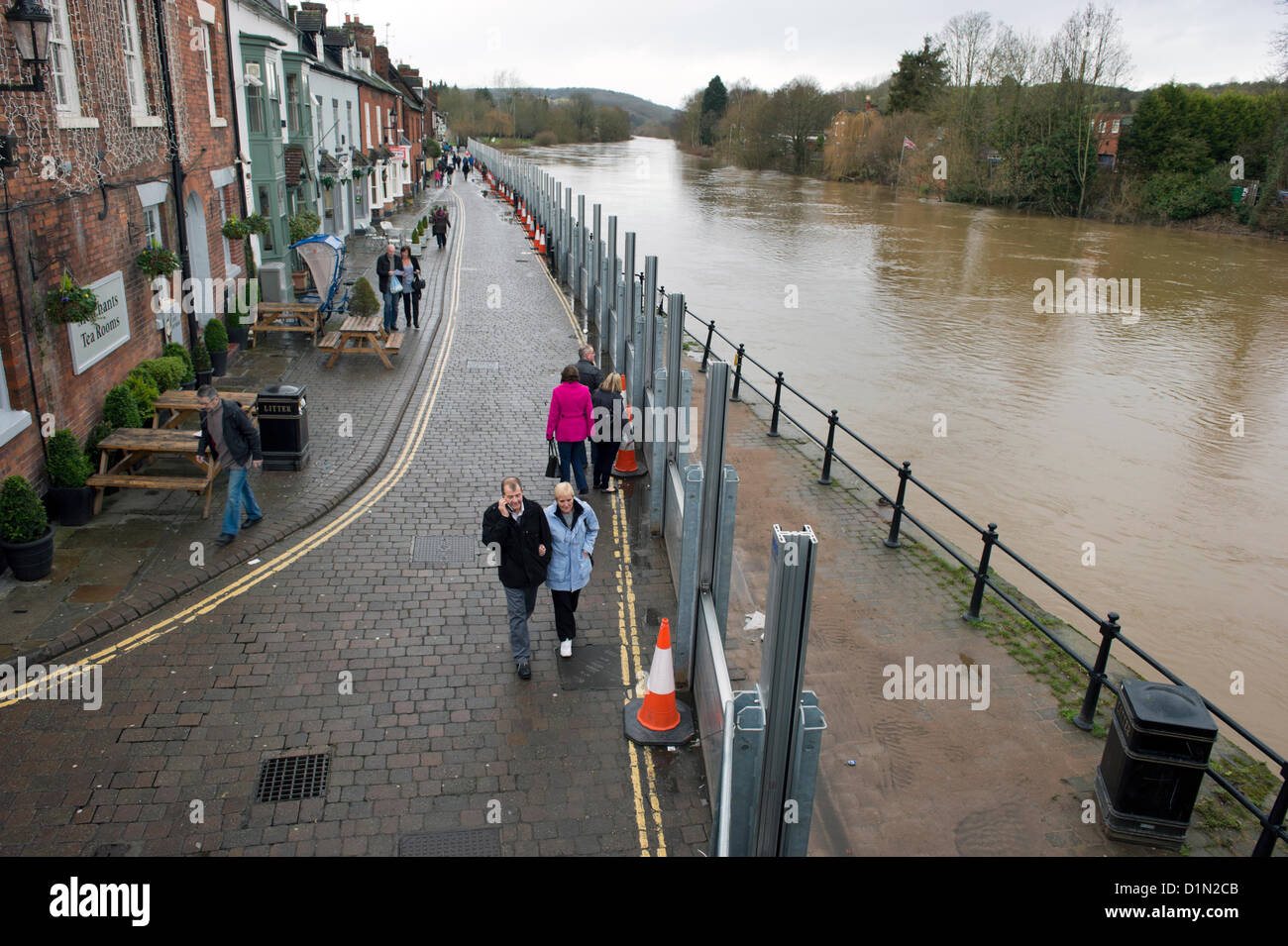Bewdley, UK. 30 Dec 2012, barriere antiesondazione lungo il fiume Severn a Bewdley, Worcestershire. Foto Stock