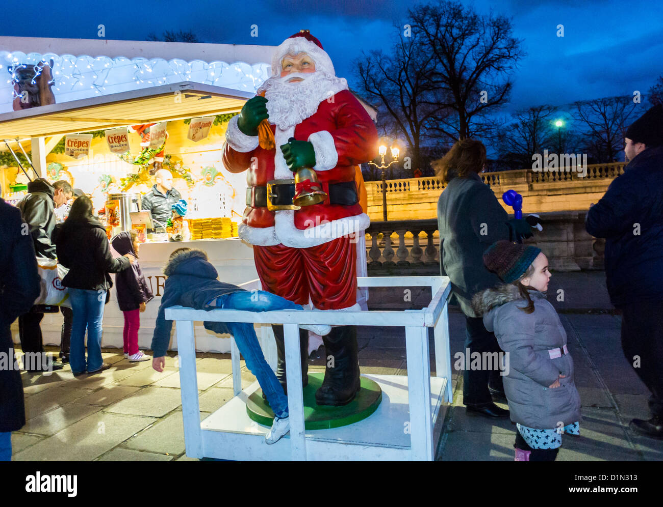 Parigi, Francia, visita di turisti in famiglia, fornitore di cibo di strada, scene di strada, Decorazioni natalizie, 'Pere Noël', statua di 'Babbo Natale', su Place de la Concorde, di notte Foto Stock