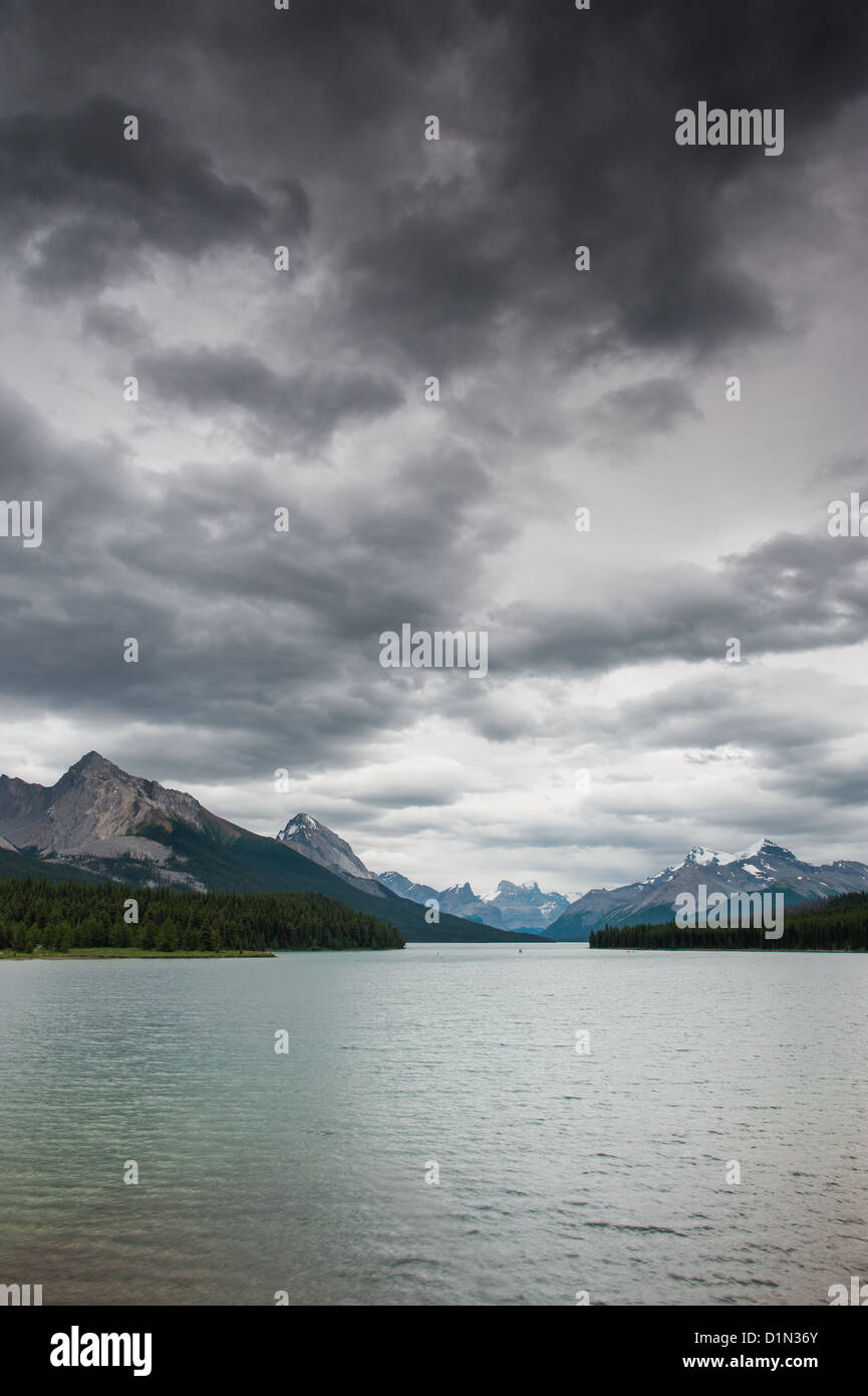 Nuvole scure sul Lago Maligne, Jasper National Park, Alberta, Canada Foto Stock