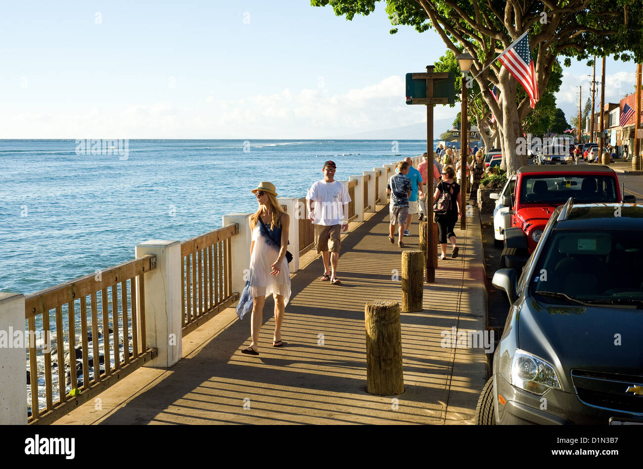 I pedoni a piedi lungo la passeggiata a mare di Front Street in Lahaina, Hawaii. Foto Stock