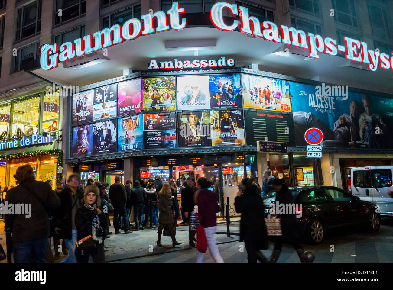 Parigi, Francia, grande folla, Scene di strada, Avenue des Champs-Elysees, ti aspettano all'esterno, il Gaumont Cinema Front Theater, poster esterni del cinema notturno, insegna del film, strade riunite Foto Stock