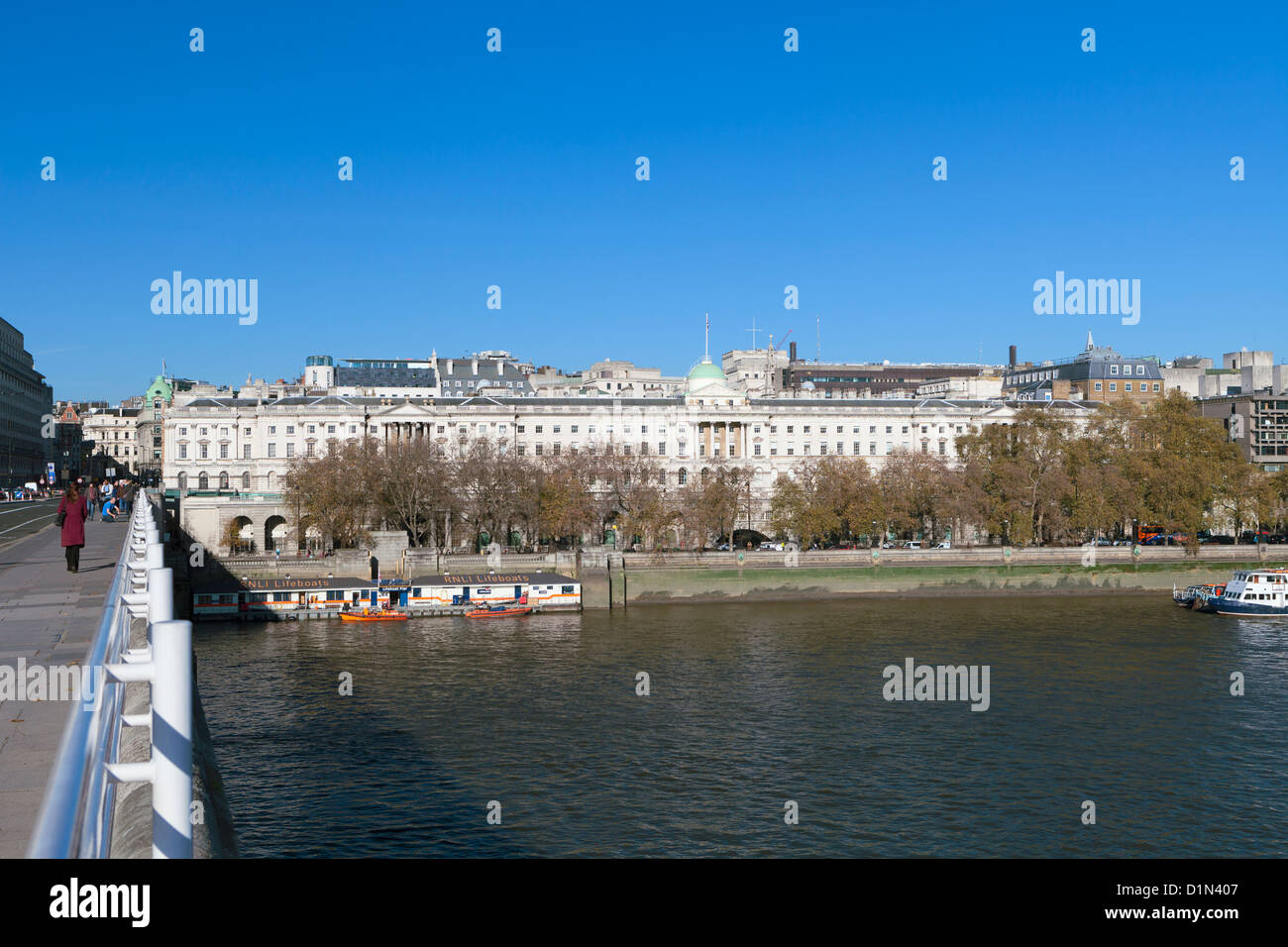 La Somerset House che si affaccia sul fiume Tamigi a Londra, Regno Unito Foto Stock