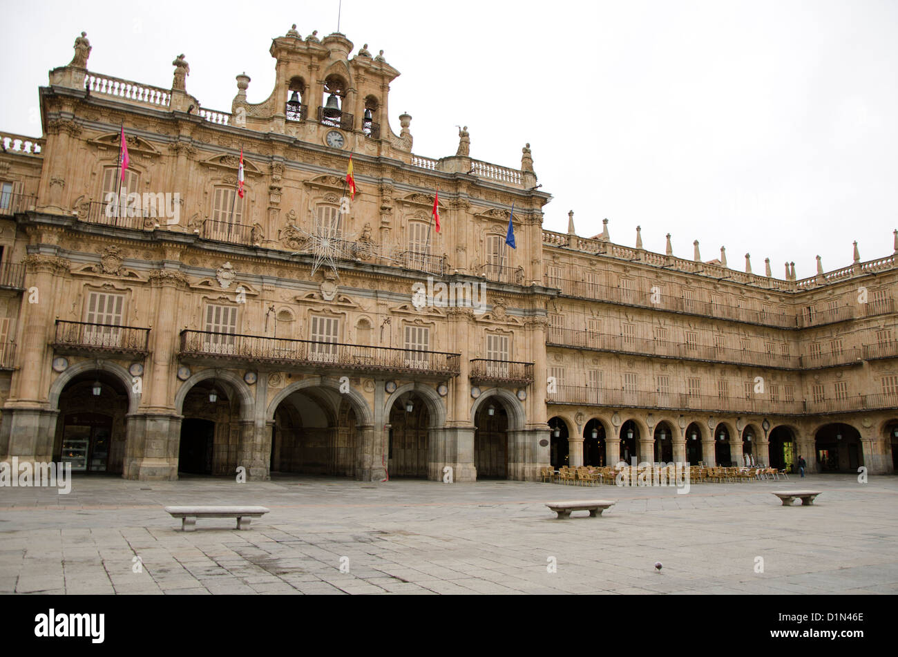 Terrazze vuota in inverno a Plaza mayor con il municipio di Salamanca. Castiglia e León, Spagna. Foto Stock