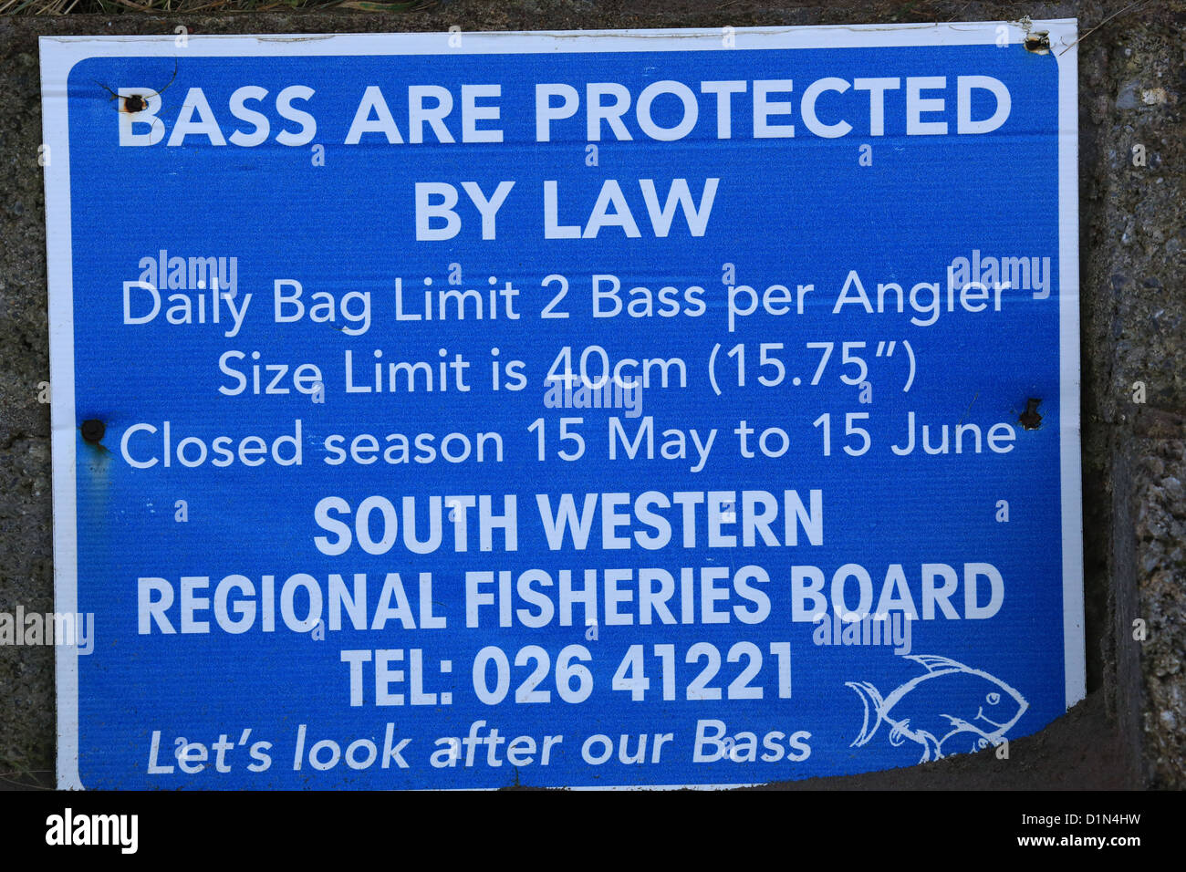 Co contea di Kerry, conservazione avviso che mostra i requisiti legali per la pesca con lenza in mare Foto Stock