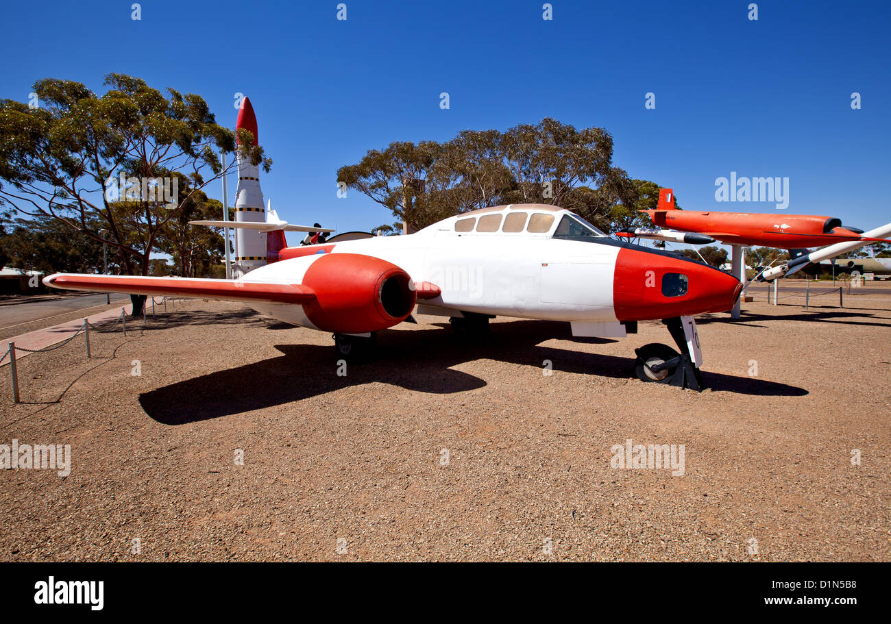 Visualizzare razzi ombra storico parco a razzo razzo storia heritage park a Woomera South Australia meteor jet da combattimento aereo Foto Stock