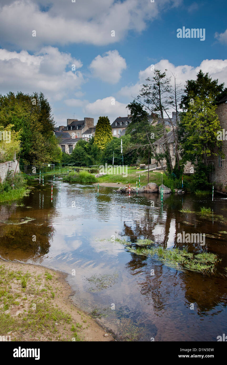 Circuito in kayak sul fiume Trieux in Guingamp città in Bretagna Bretagne Francia, città della squadra di calcio En avant, strade storiche Foto Stock