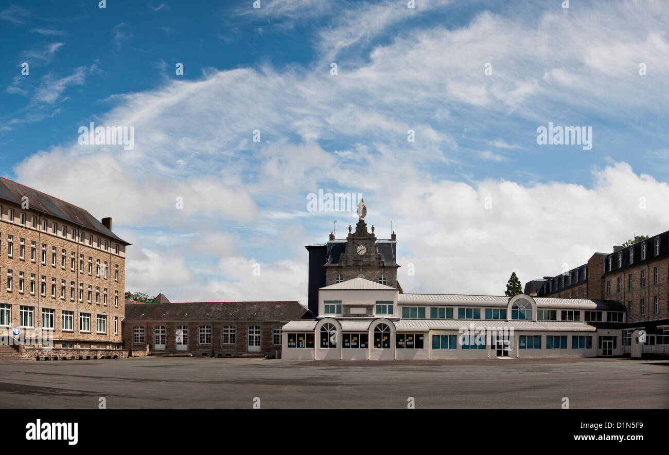 Panoramica di Guingamp high school, città della squadra di calcio En avant, strade storiche, Institut di Notre-dame, chiesa cattolica Brittany Foto Stock