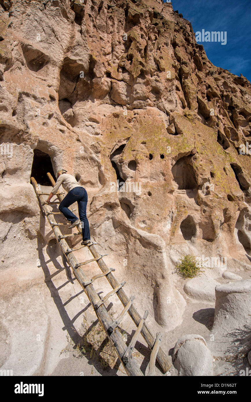 Donna Scala di arrampicata di cliff dimora in Bandelier National Monument Foto Stock