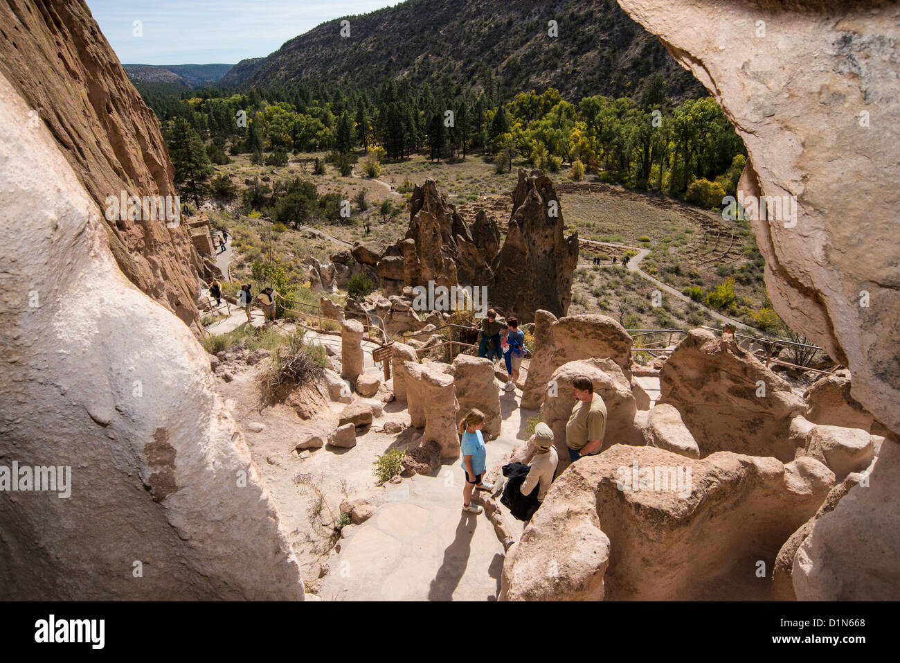 Guardando dal lato interno cliff dimora in Bandelier National Monument oltre Frijoles Canyon Foto Stock
