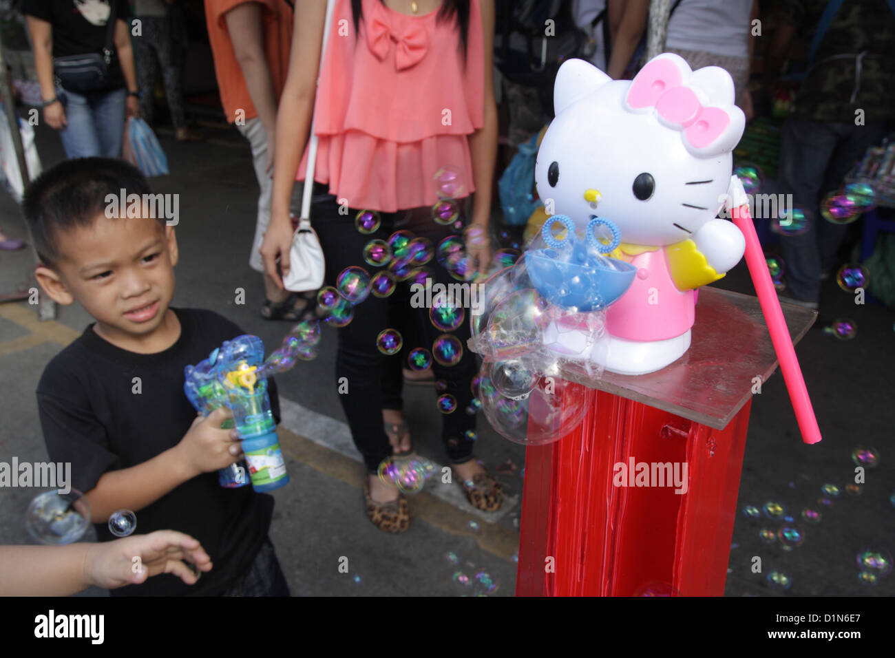 Hello Kitty bolle macchina su strada presso il mercato del fine settimana di Chatuchak , Bangkok Foto Stock