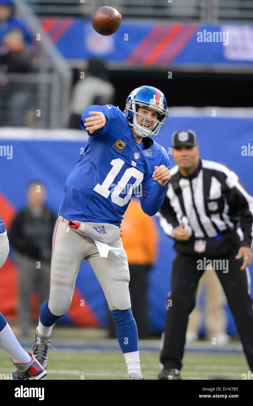 New Jersey, USA. 30 Dicembre 2012: New York Giants quarterback Eli Manning (10) genera un pass durante una settimana 17 NFL match tra Philadelphia Eagles e New York Giants a MetLife Stadium di East Rutherford, New Jersey. I Giganti sconfitti gli Eagles 42-7. Foto Stock