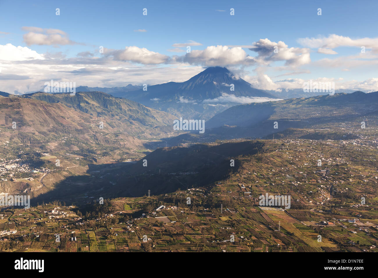 Provincia di Tungurahua in Ecuador Vista aerea vulcano con lo stesso nome in background Foto Stock