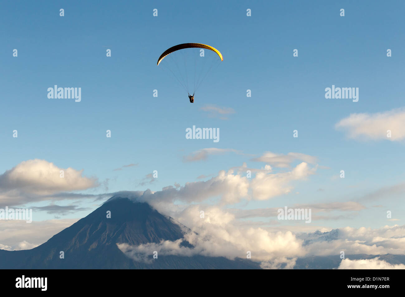 Parapendio oltre il vulcano Tungurahua in Ecuador vista aerea Foto Stock