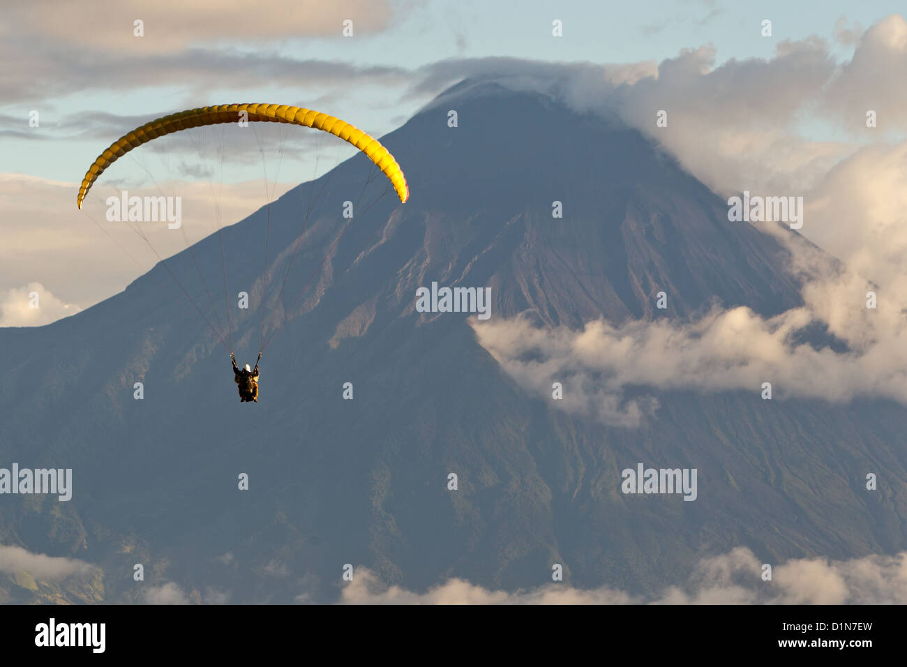 Parapendio oltre il vulcano Tungurahua in Ecuador vista aerea Foto Stock