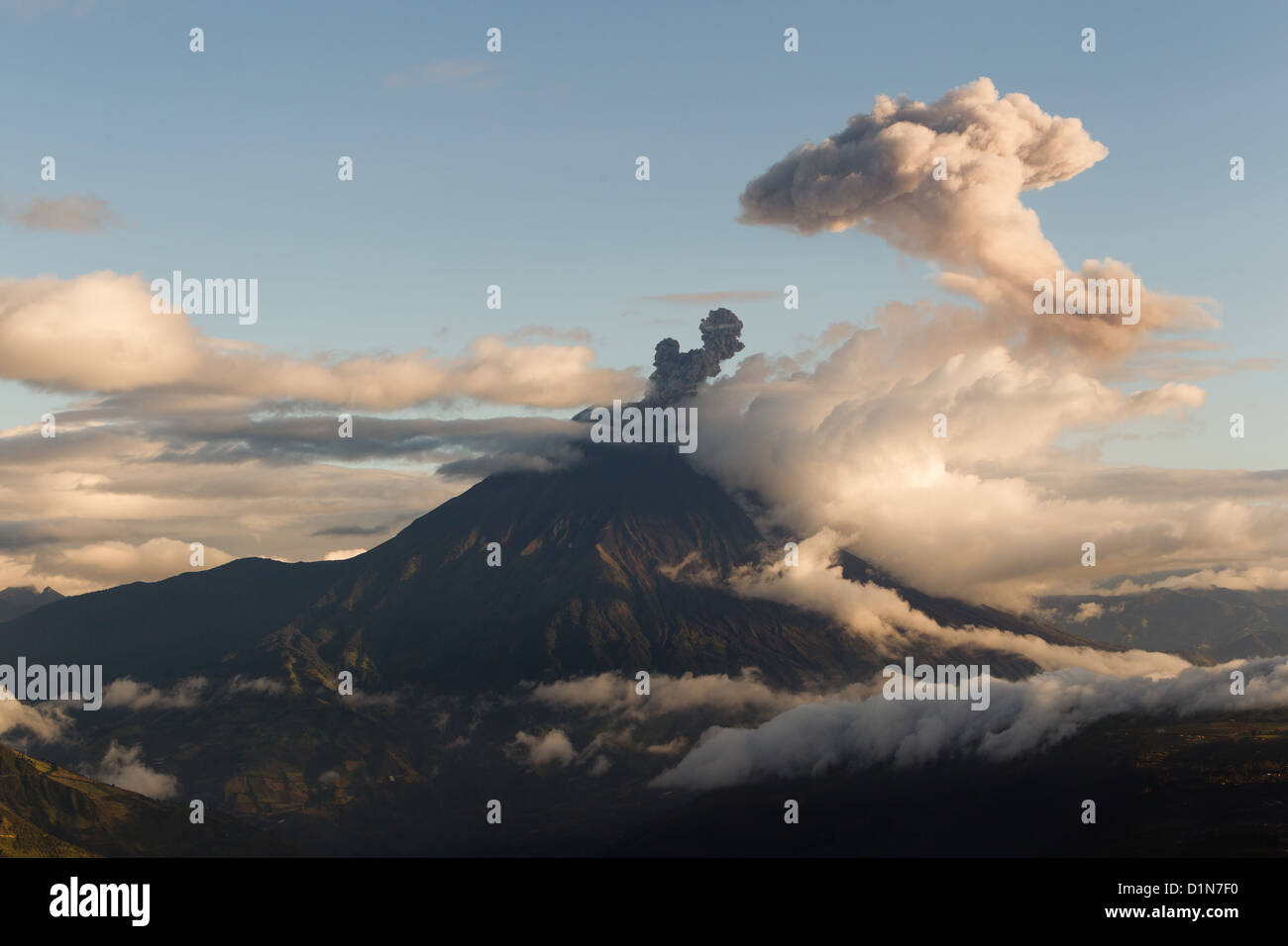 Vulcano Tungurahua esplosione al tramonto Ecuador America del Sud Foto Stock