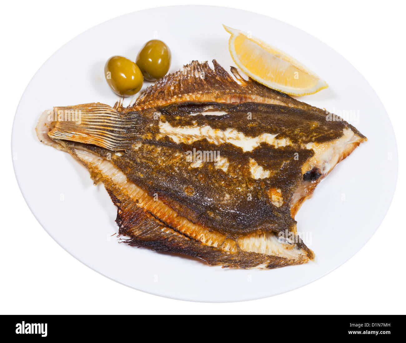 Frittura di pesce di suola sulla piastra isolata su sfondo bianco Foto Stock