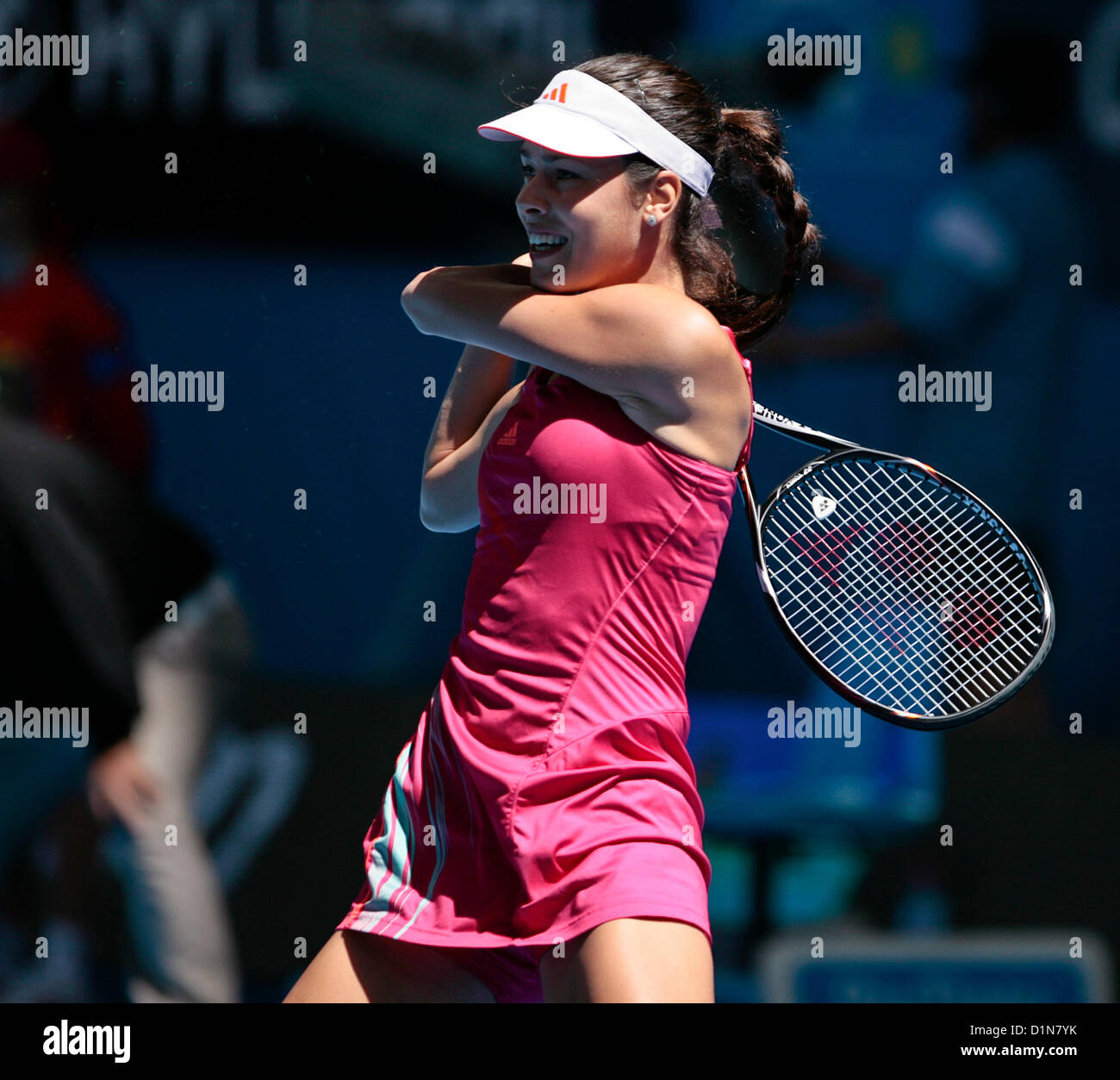 30.12.2012 Perth, Australia. Ana Ivanovic (SER) Guarda il suo colpo durante la Hyundai Hopman Cup di Perth Arena. Foto Stock