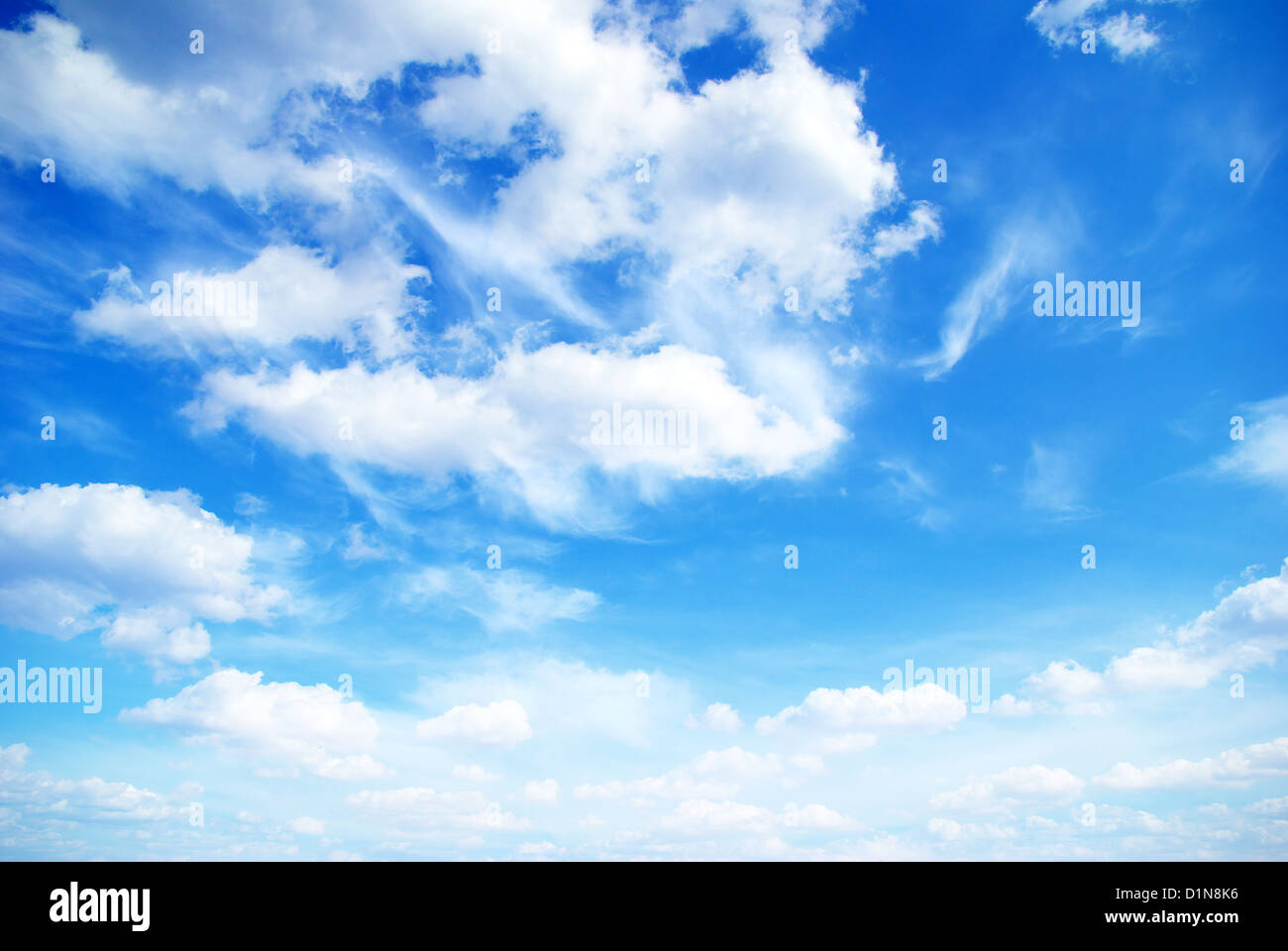 Cielo azzurro sfondo con un minuscolo nuvole Foto Stock
