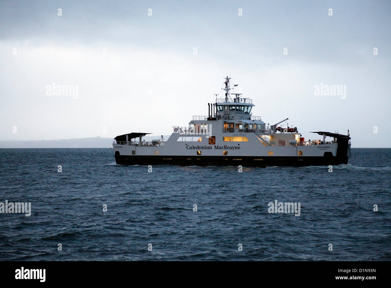 Largs, Nord Ayrshire, Scozia, Regno Unito, lunedì 31 dicembre 2012. Una mattina presto Caledonian MacBrayne Ferry Loch Shira vela dalla città di Largs per l'isola di Gran Cumbrae nel Firth di Clyde Foto Stock
