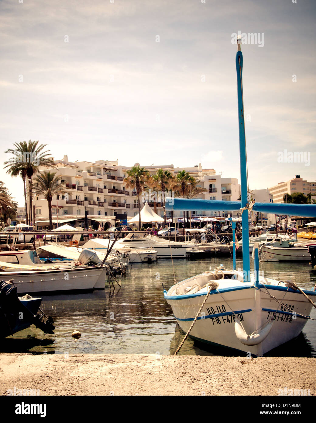 Barche ormeggiate nella località turistica di Es Cana sull isola di Ibiza Foto Stock