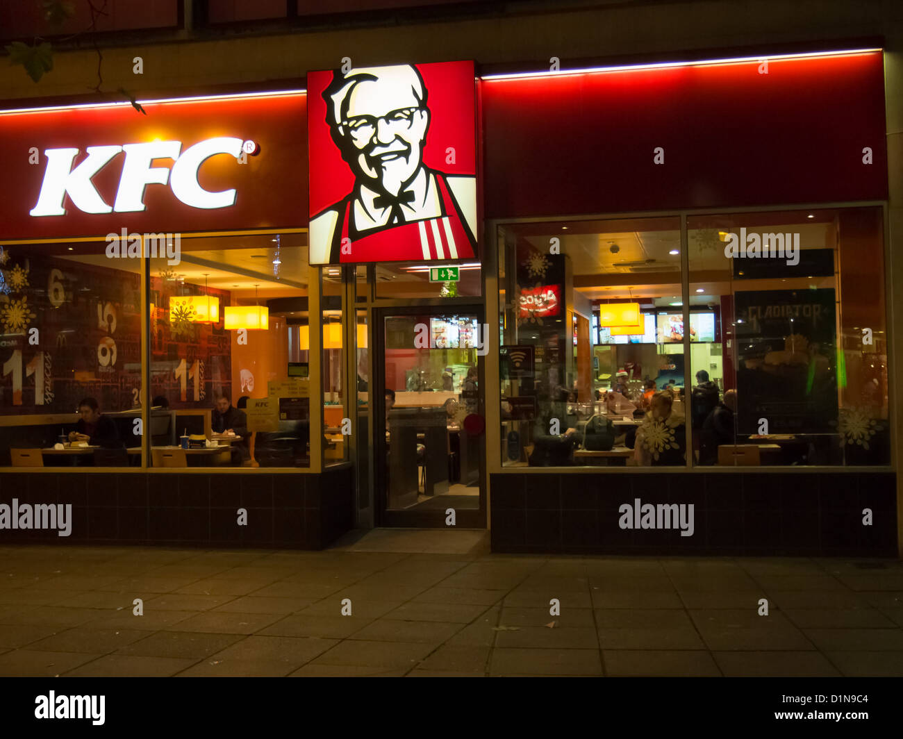 Un Kentucky Fried Chicken fast food ristorante di notte a Portsmouth, Hampshire, Regno Unito Foto Stock