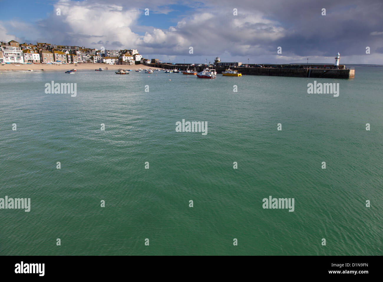 St Ives harbour a pieno marea su un inverno di mattina. Foto Stock