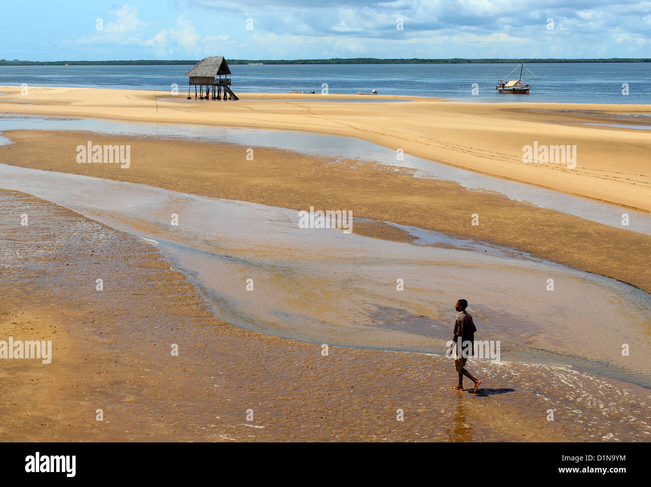 La spiaggia e la riva davanti al Kipungani Explorer beach resort, isola di Lamu, Kenya, Africa orientale Foto Stock