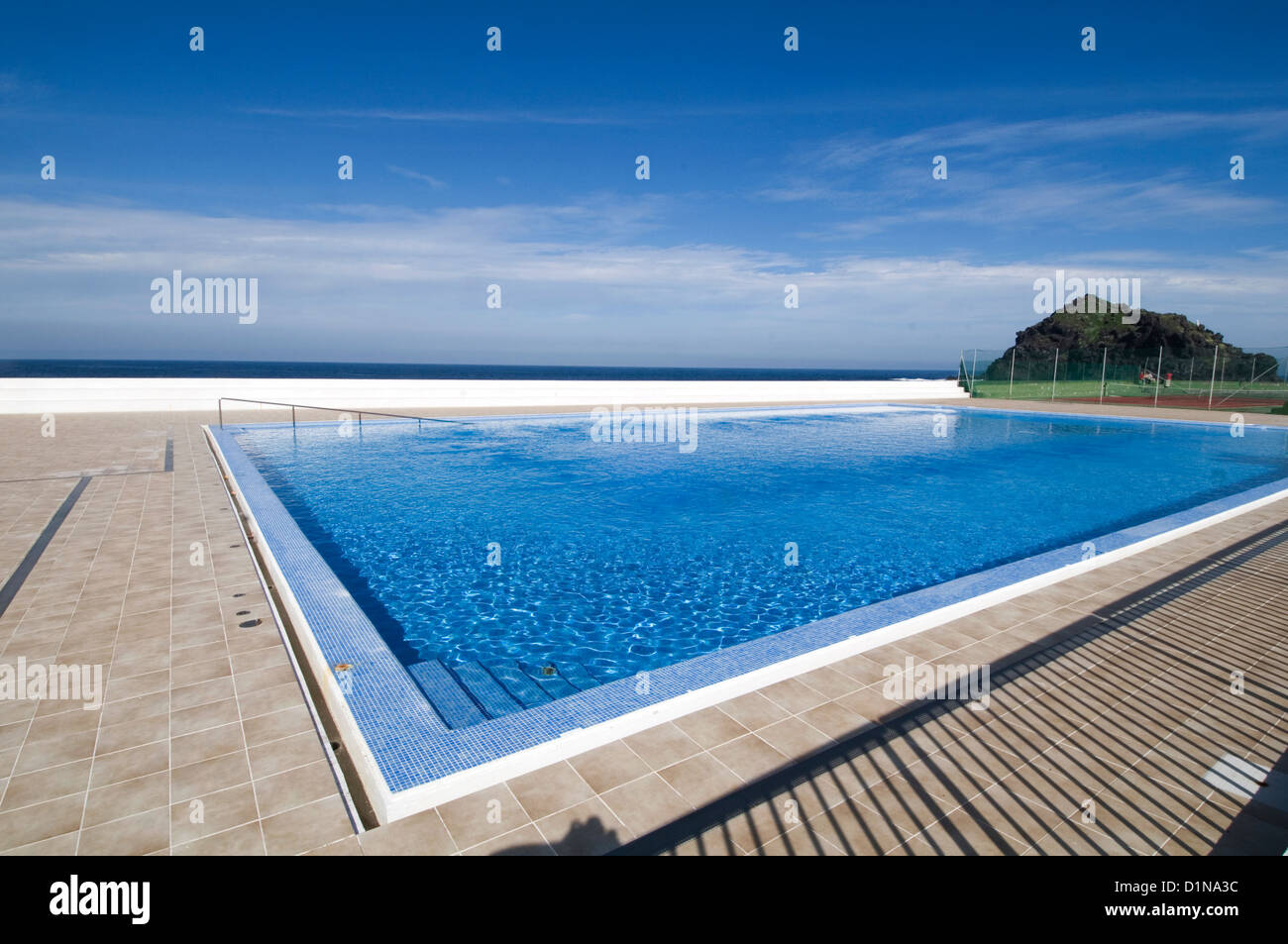 Blu cielo acqua piscina piscine vuote riflette la balneazione in riflessioni riflessioni chiare acque pulite i filtri invitante filtere Foto Stock