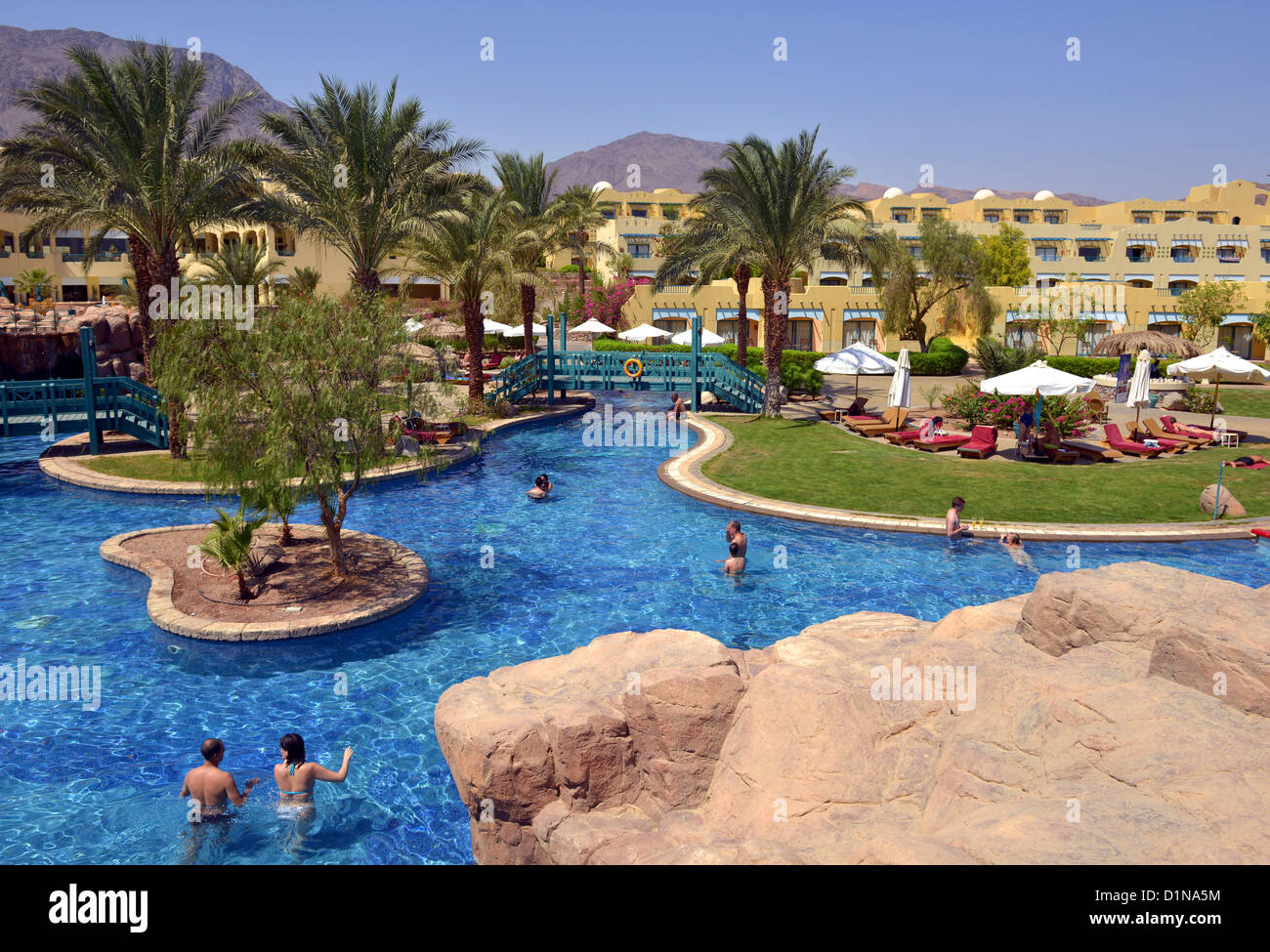 Il Marriott Hotel piscina e giardini, Taba Heights holiday resort complesso al Monte Sinai in Egitto. Foto Stock