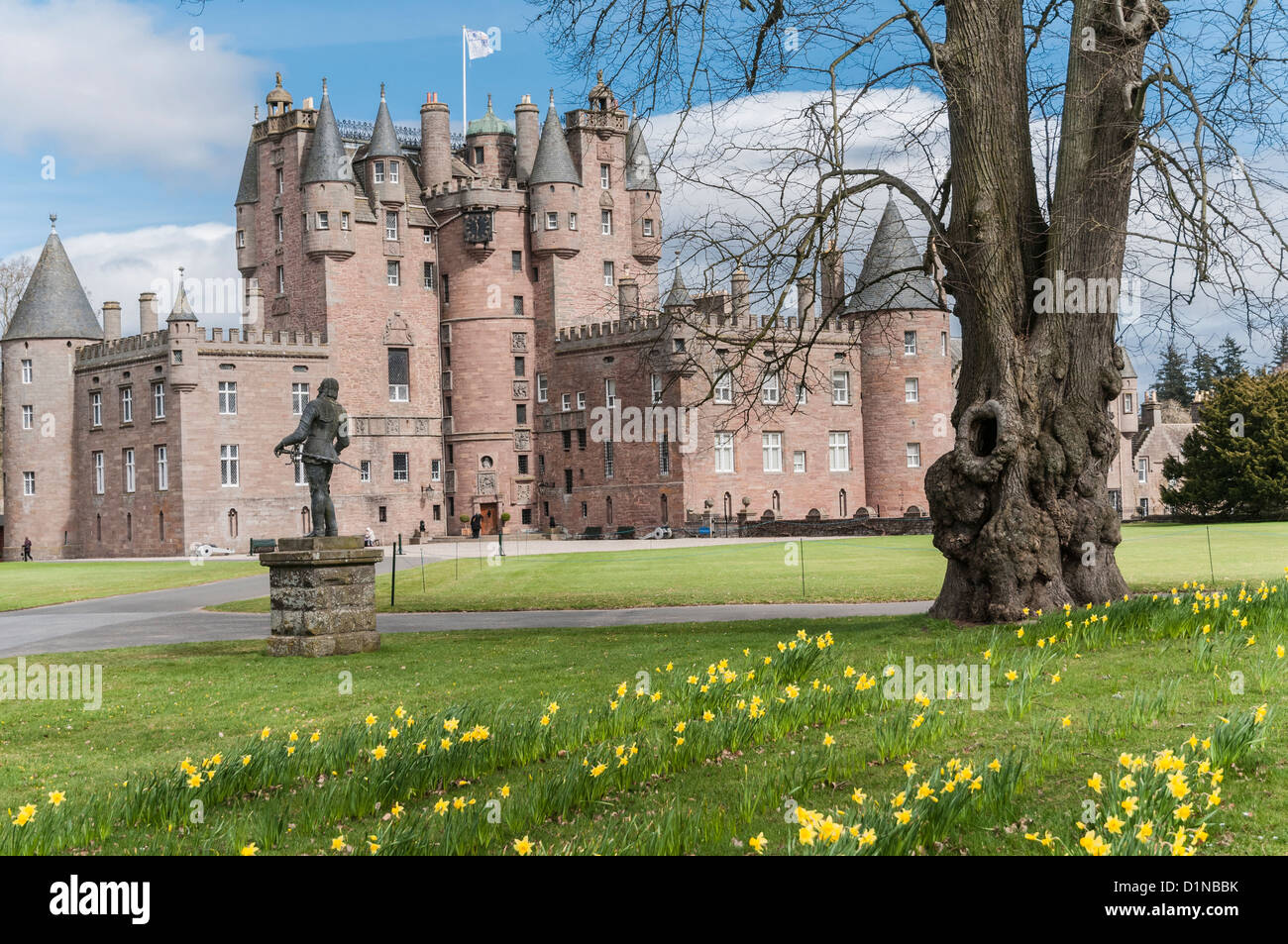 Glamis Castle con narcisi Angus Scozia Scotland Foto Stock