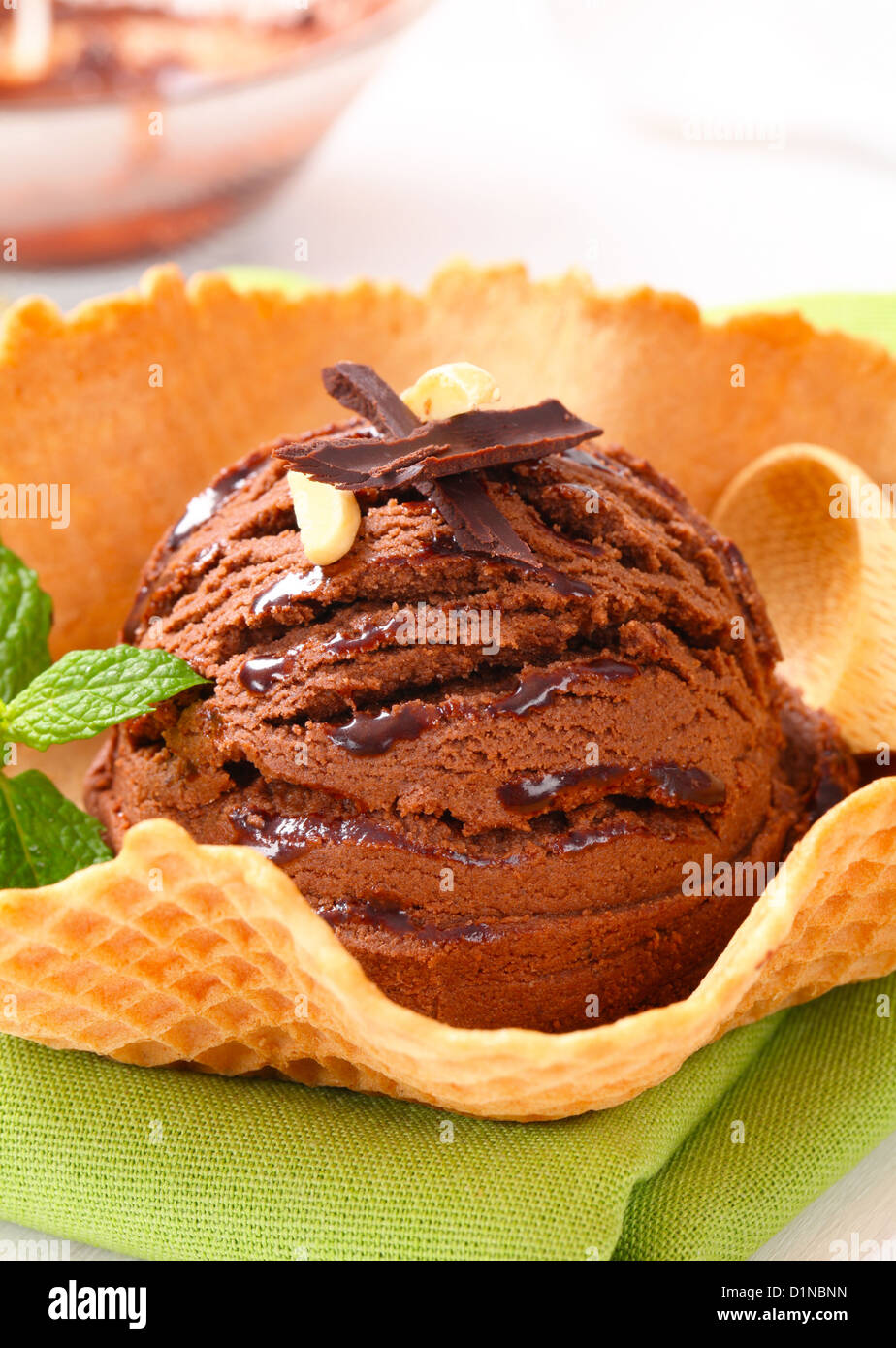 Scoop di gelato al cioccolato in una ciotola di wafer Foto Stock