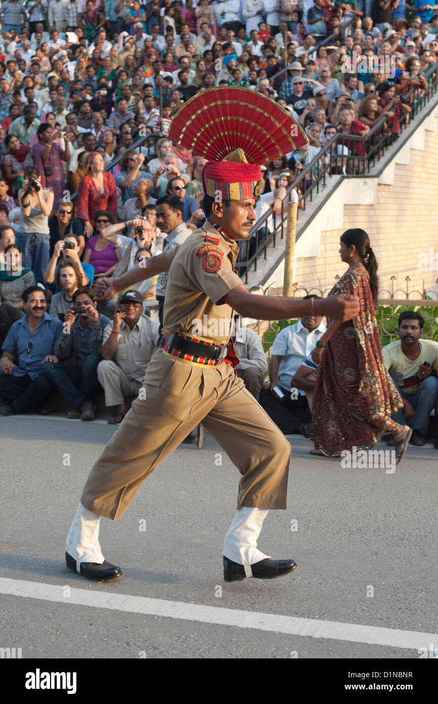 Il confine Wagah chiusura 'abbassamento delle bandiere' cerimonia è un quotidiano pratica militare che confinano con le forze di sicurezza in India. Foto Stock