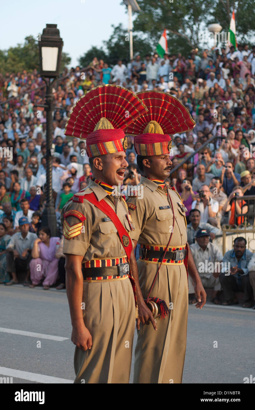 Il confine Wagah chiusura 'abbassamento delle bandiere' cerimonia è un quotidiano pratica militare che confinano con le forze di sicurezza in India. Foto Stock