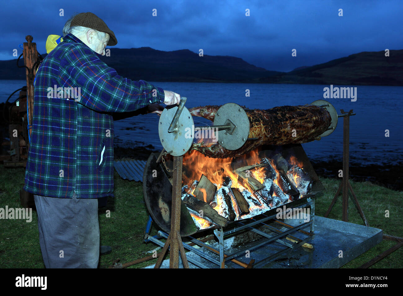 31 dicembre 2012 - Hogmanay ottenere i preparativi in corso da parte di tostatura di un maiale allo spiedo sullo Scottish Isle of Mull come locali preparati a vedere nel 2013. Credito: Lynne Sutherland/Alamy Live News Foto Stock