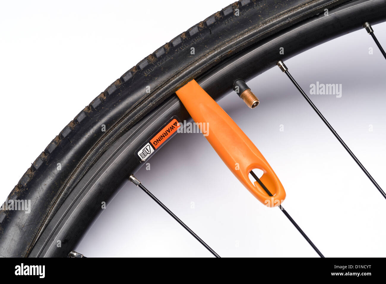 Una leva per pneumatici la rimozione di un pneumatico di una bicicletta Foto Stock