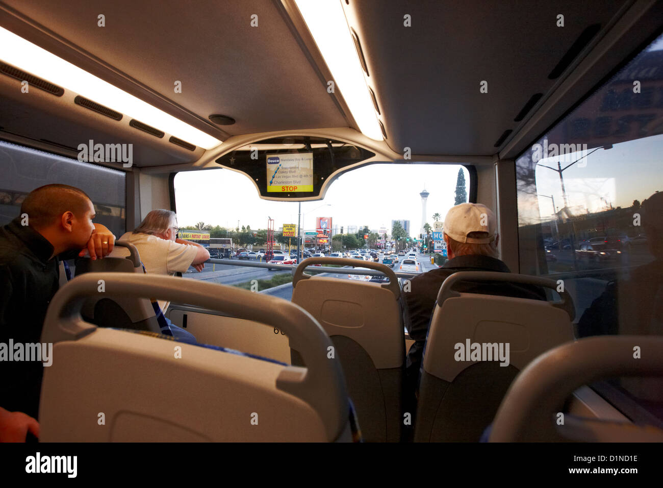 A bordo del pianale superiore dell'autobus Deuce che viaggiano lungo la striscia di Las Vegas Nevada USA Foto Stock