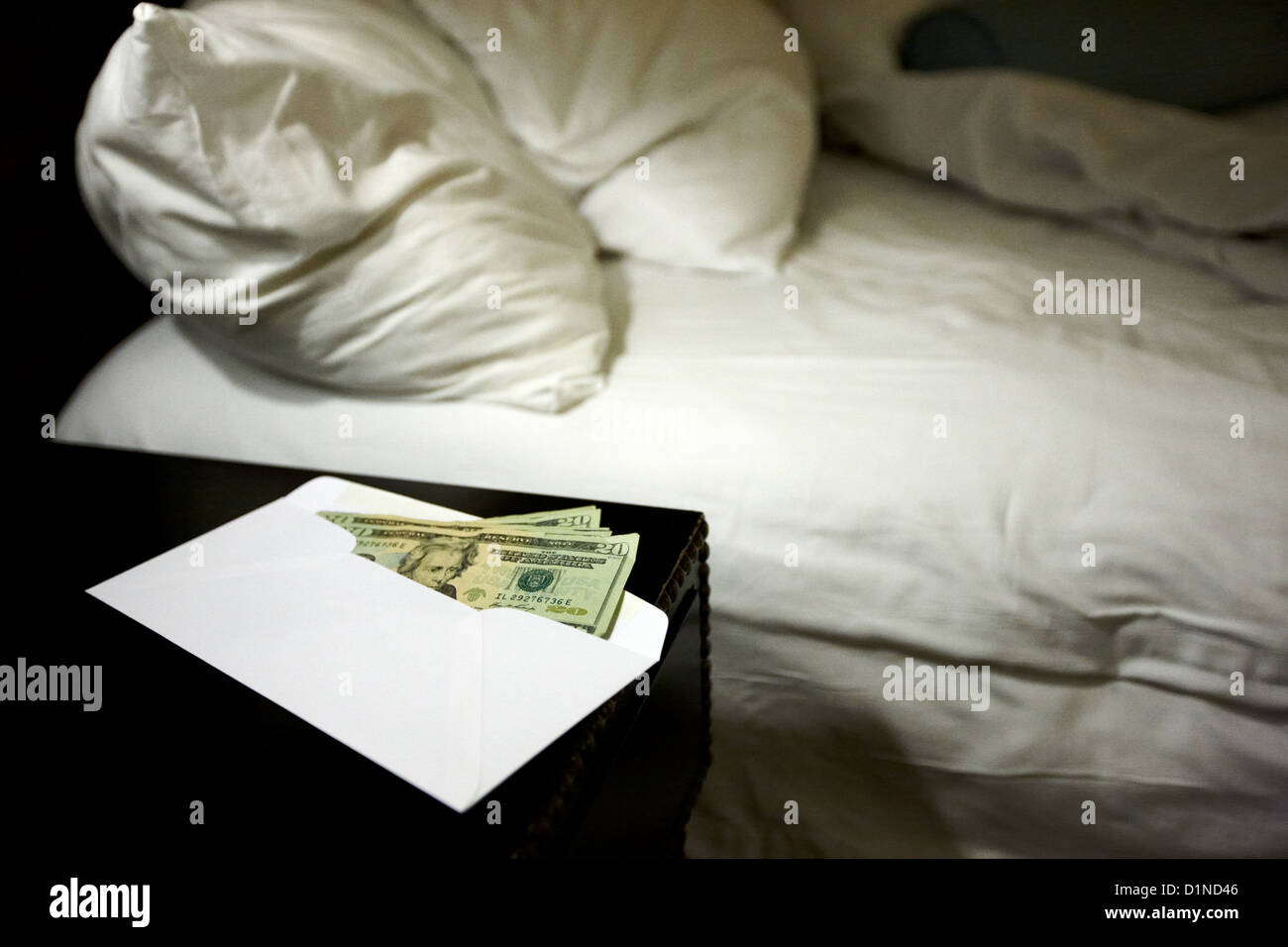Us dollari in contanti a sinistra in una busta dal lato del letto in una stanza di un hotel in Las Vegas Nevada USA Foto Stock
