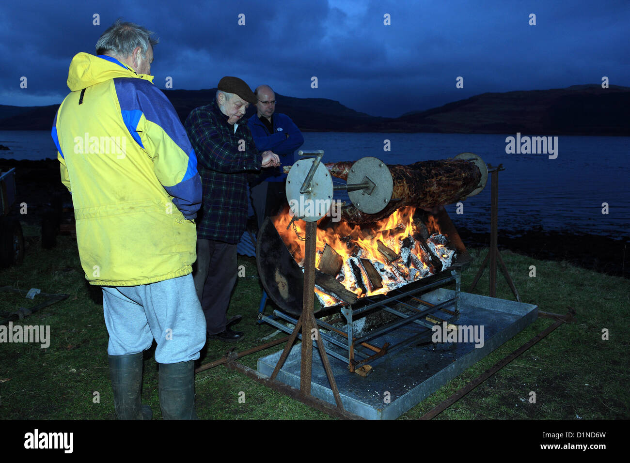 31 dicembre 2012 - Hogmanay preparazioni di tostatura di un maiale allo spiedo get in corso sullo Scottish Isle of Mull come locali preparati a vedere nel 2013. Foto Stock