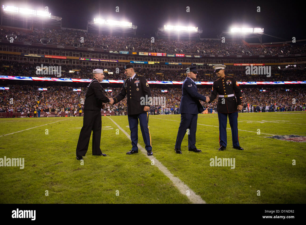 I membri di varie branche militari degli Stati Uniti, tra cui la US Navy, l'Army, l'Air Force e il Marine Corps, sono riconosciuti per il loro servizio alla partita dei Washington Redskins vs. Dallas Cowboys NFL al FedEx Field, Washington, D.C. Foto Stock